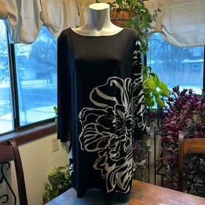 Style & Co. || black and white floral line pattern crewneck shift dress